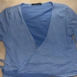 it’s a one size first all brandy tie in front, it has white flower detailing